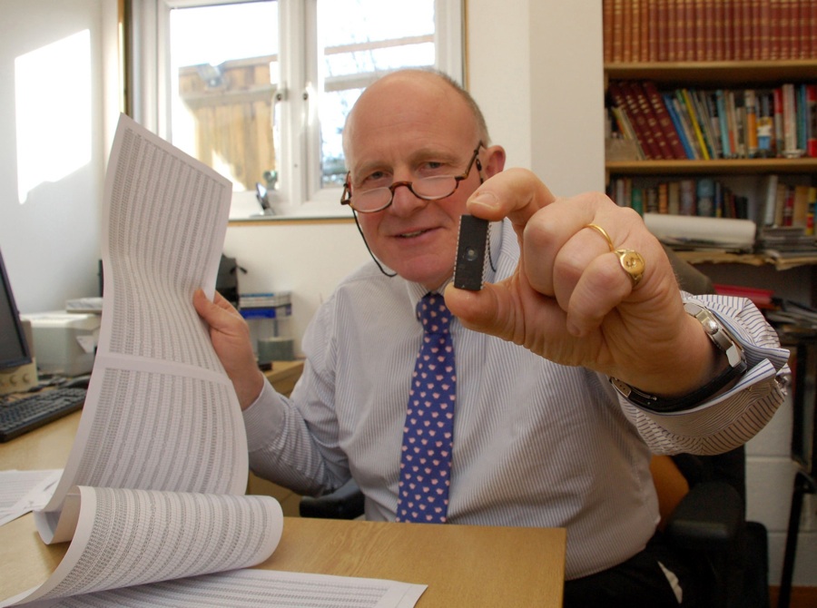 Micro-chips soon produce huge amounts of data. Hugh Crabtree shows the chip and some of the data which the projects will make more readily usable. Micro-chips soon produce huge amounts of data. Hugh Crabtree shows the chip and some of the data which the projects will make more readily usable.