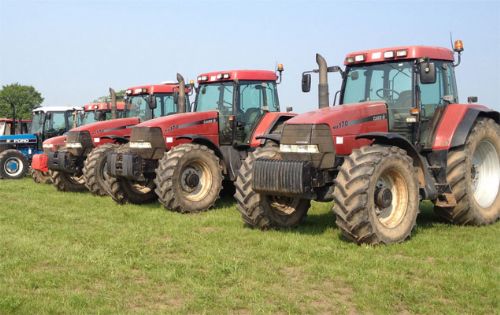 Top prices for Case tractors at machinery auction Top prices for Case tractors at machinery auction