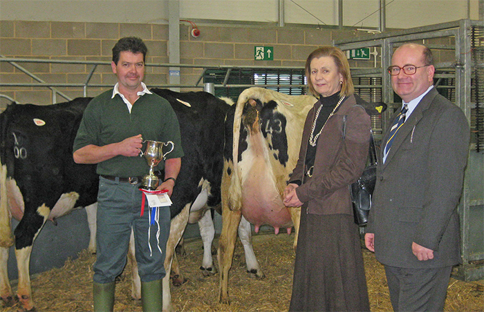 Cup winning heifer sells for £2,400 Cup winning heifer sells for £2,400