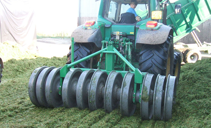 Forage quality under the spot<a href='javascript:void(0)' class='keyword' id='32' style='text-decoration:underline;color:blue' >light</a> Forage quality under the spot<a href='javascript:void(0)' class='keyword' id='32' style='text-decoration:underline;color:blue' >light</a>