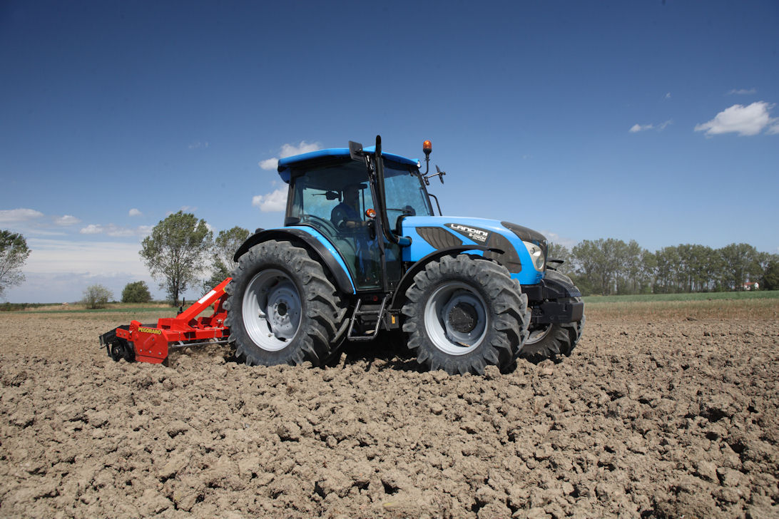 Dual Power on TOP versions provides extra muscle for road towing and working pto-driven implements. Dual Power on TOP versions provides extra muscle for road towing and working pto-driven implements.