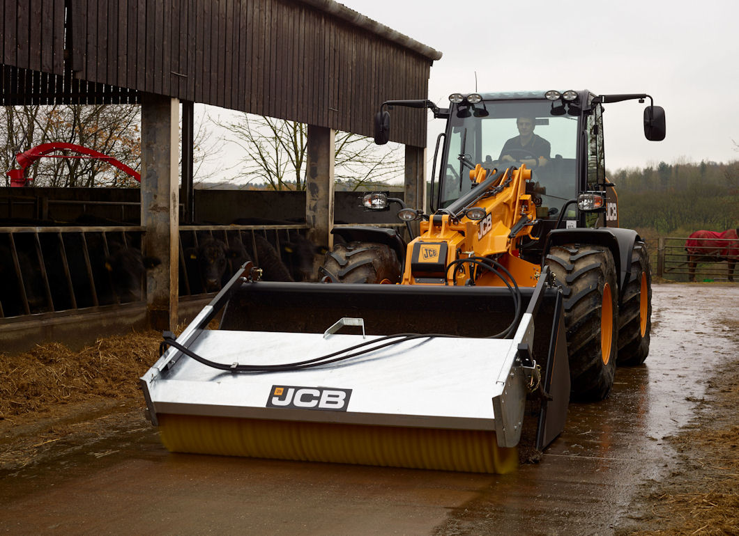 JCB AGRI Bucket Brush cleans up in the yard and on the road Farming