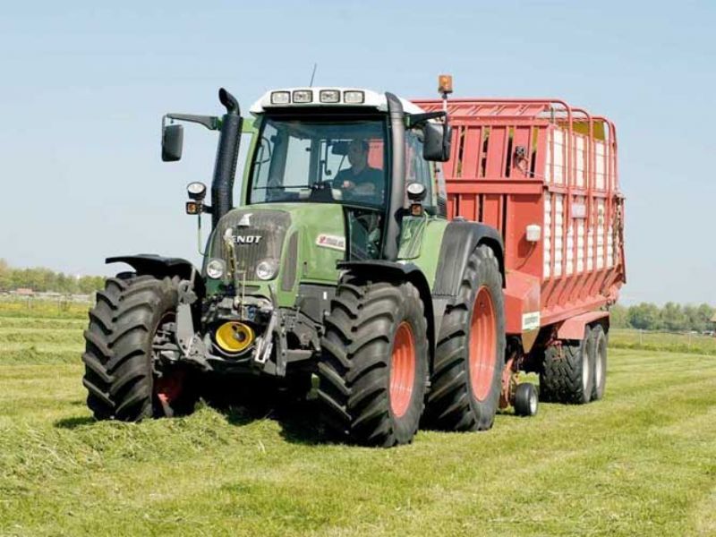 Включи подборку тракторов. Трактора Fendt 415. Трактор Фендт четыреста Варио. Трактор настоящий fend. Фендт трактор МТЗ 82 рядом.