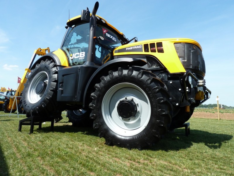 JCB Fastrac 8000 Series8310 from Farming UK