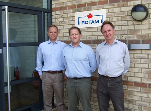 Graham Dickinson (centre) with his two new managers James Anderson (left) and Ian Campbell