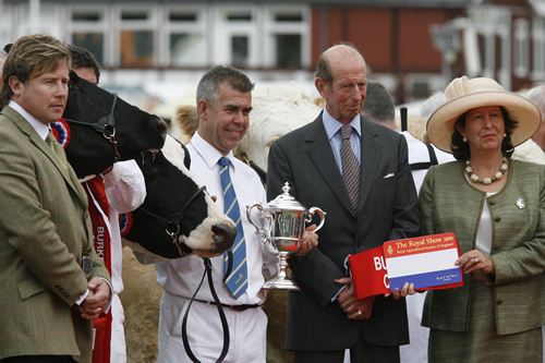 Hendomen Arlene 20 and Riverdane Ladino Sara from Mr Luke & Isaac Lancaster are presented with their award by HRH The Duke of Kent and RASE President Adel MacNicol during the 2009 Royal Show