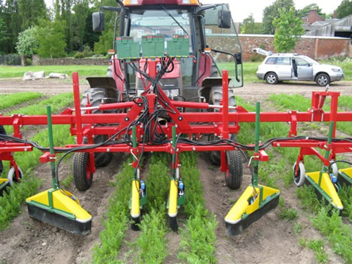Multi head, 3-bed Micron Varidome working in carrots