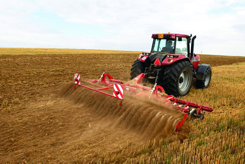 The compact disc Joker is best suited for shallow stubble cultivation, stimulating the germination of weeds, breaking capillary, incorporating straw and residues and shallow seedbed preparation