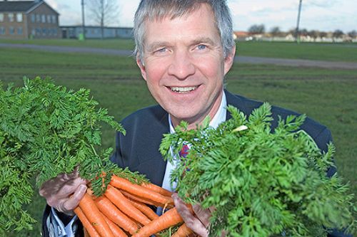 Alternating Switch and Amistar Top in the fungicide programme can keep crops green and give effective Sclerotinia control, advises Jon Ogborn.