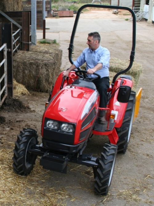 The tractor comes with a 28hp engine and either three-range hydrostatic drive or eight-speed shuttle gearbox.