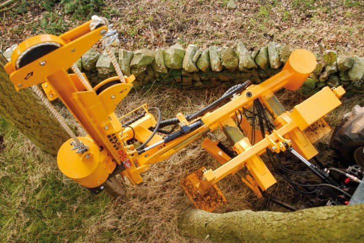 Seen from above, the newly-patented Quadshift system, which moves the mast in an arc as well as backwards and to one side, gives the Bryce Suma Magnum, Max and Supreme unique versatility when driving posts in awkward locations.