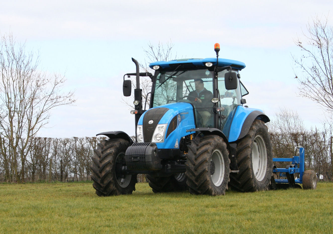 The 100-120hp Landini Powermondial is ideal for grassland farmers wanting a tractor capable of handling field work but nimble enough to also work effectively in and around buildings.