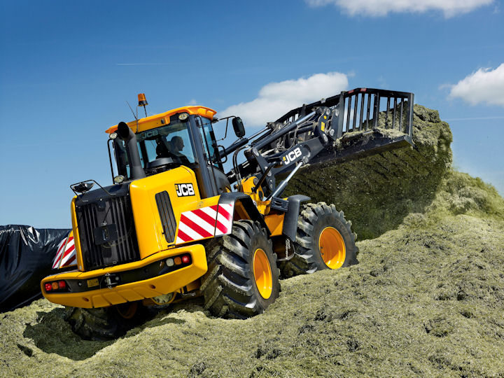JCB's 435S Agri wheeled loader is a mighty performer on a silage clamp.