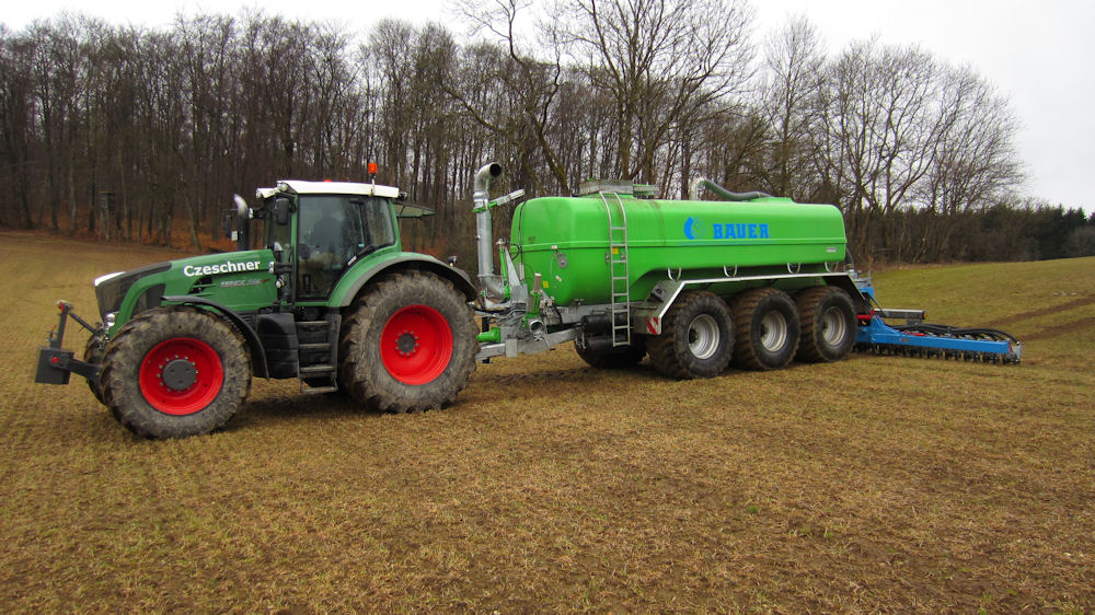The Bauer poly-tank spreader range provides capacities from 10.5cu m to 24cu m – 10,500-litres to 24,000-litres – with running gear, pump and applicator options to suit different applications.