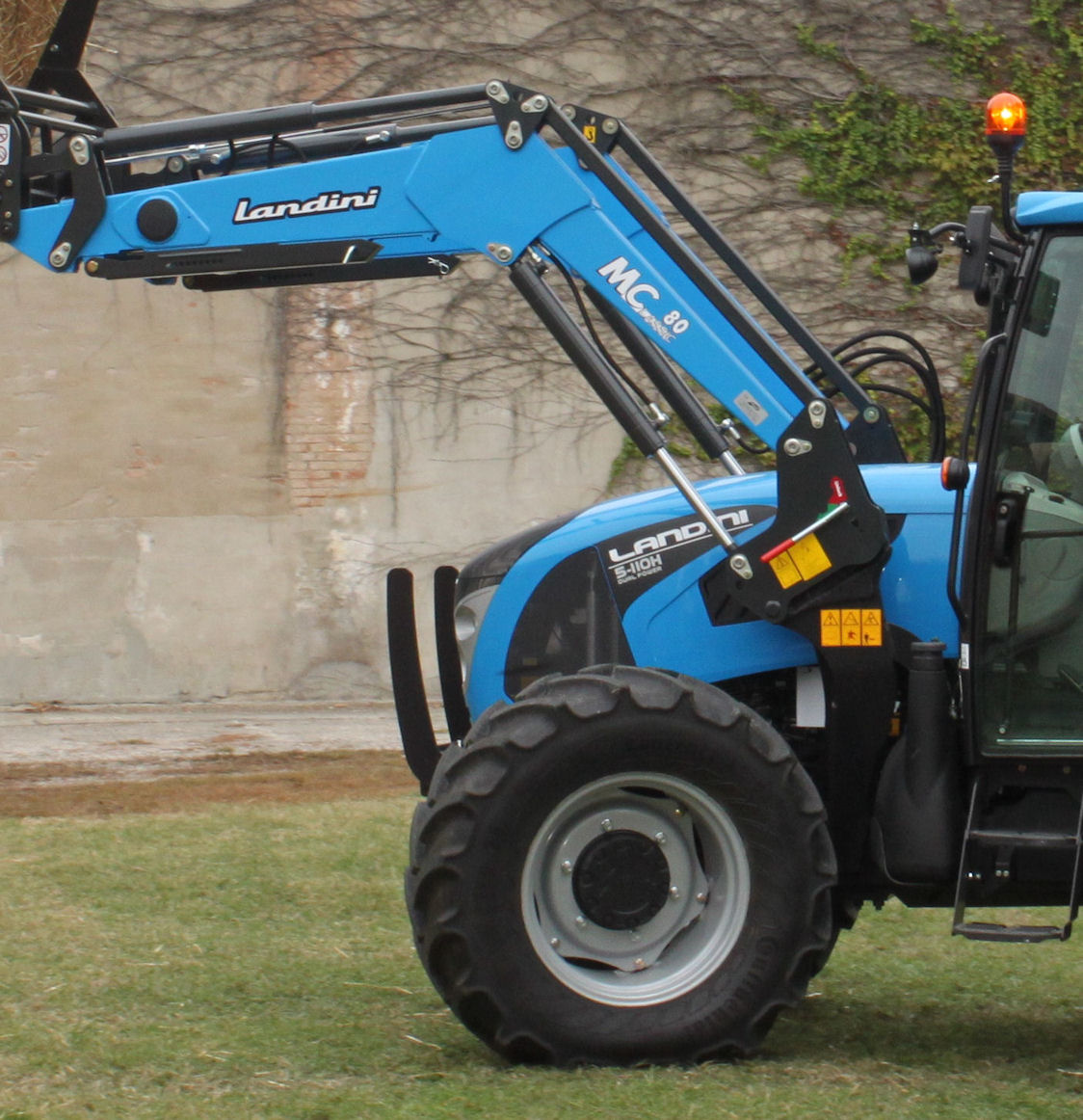 Double-acting lift cylinders are fitted to MClassic and MPower models – so the loader can power-down as well as lift – and the versatile Euro implement carriage is standard.