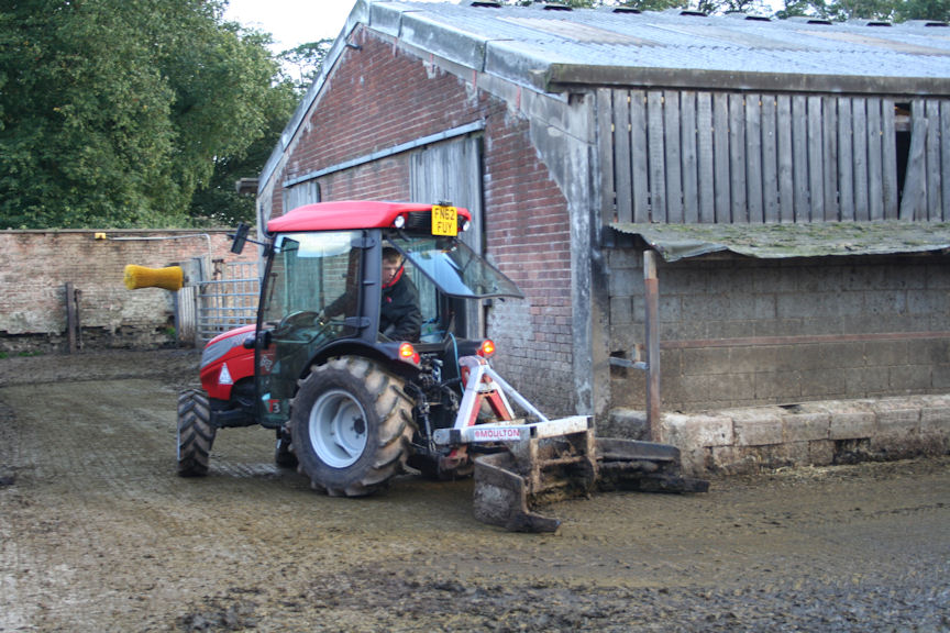 A tight steering driven front axle makes the tractor highly manoeuvrable in the cubicle sheds, old buildings and yard areas.