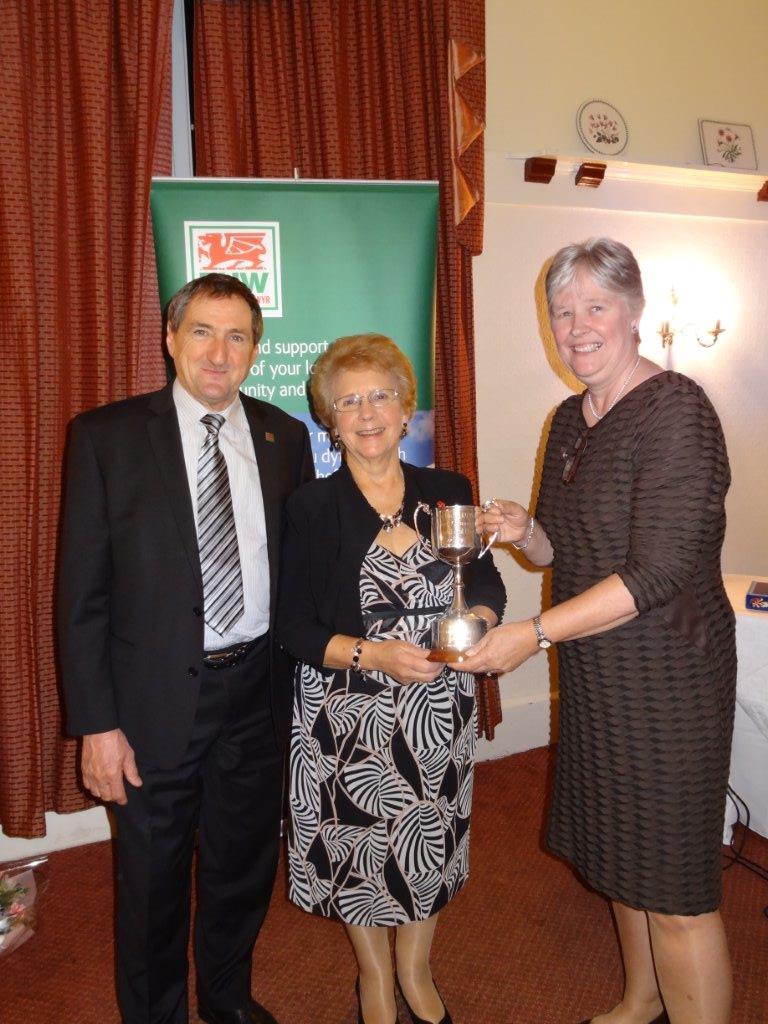 from left: FUW president Emyr Jones with Welsh Dairy Show Dinner president Enid George and former FUW director of agricultural policy Mary James