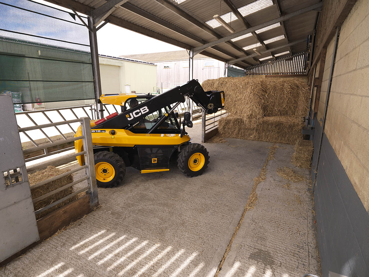 Improved hydrostatic drive and hydraulic services feature on the JCB 516-40 Agri.