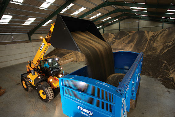 Massive lifting power and big tearout force come with the 6 tonne lift 560-80 Agri Super.