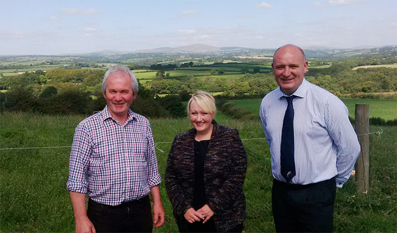 NFU Cymru President, Stephen James, welcoming Welsh Government Deputy Minister for Agriculture, Rebecca Evans, on to his dairy farm in Clynderwen, Pembrokeshire