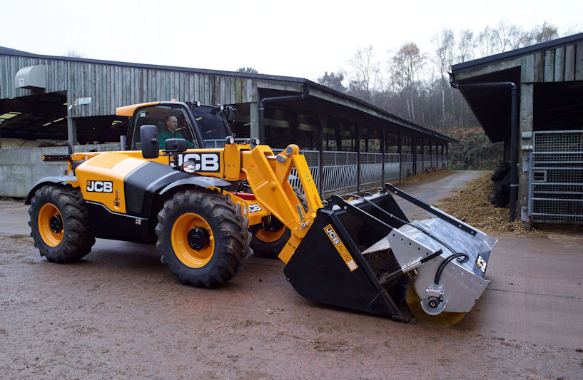 The Bucket Brush mounts on 2.13m-2.44m JCB AGRI Grain Shovels.