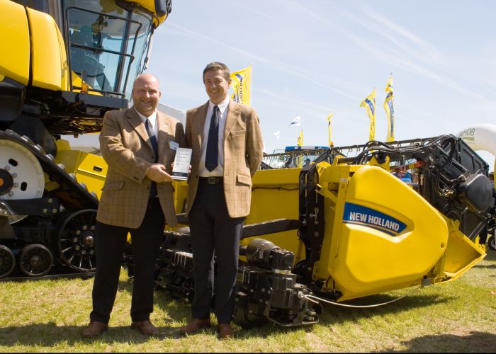 Nigel Honeyman (left), New Holland’s Combine Product Specialist, and James Ashworth (right), New Holland’s Marketing Manager for UK and ROI, holding the IMMA Gold award