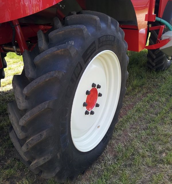 Key features include stubble deflecting lugs and an anti-stubble belt in the tread area