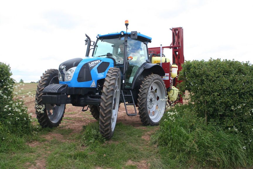The tractor can still be steered efficiently through turns on headlands and into standard width gateways.