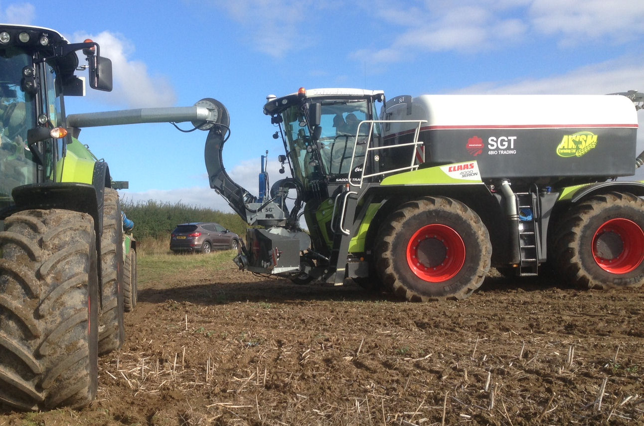 Bauer SGT self-loading system for the Claas Xerion S Trac.