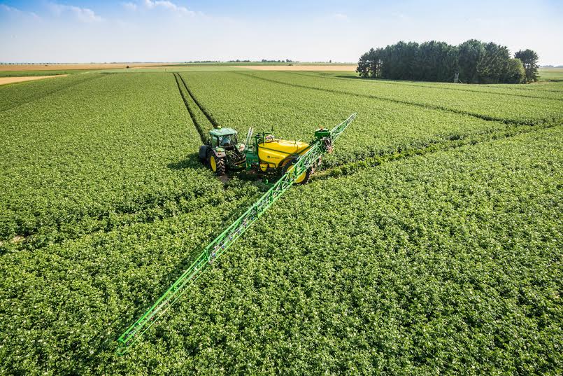 John Deere M900i Series sprayer