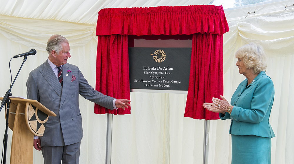 They met with staff and members of the dairy co-operative, which is owned by 127 farmers who farm in North Wales and Mid Wales. 