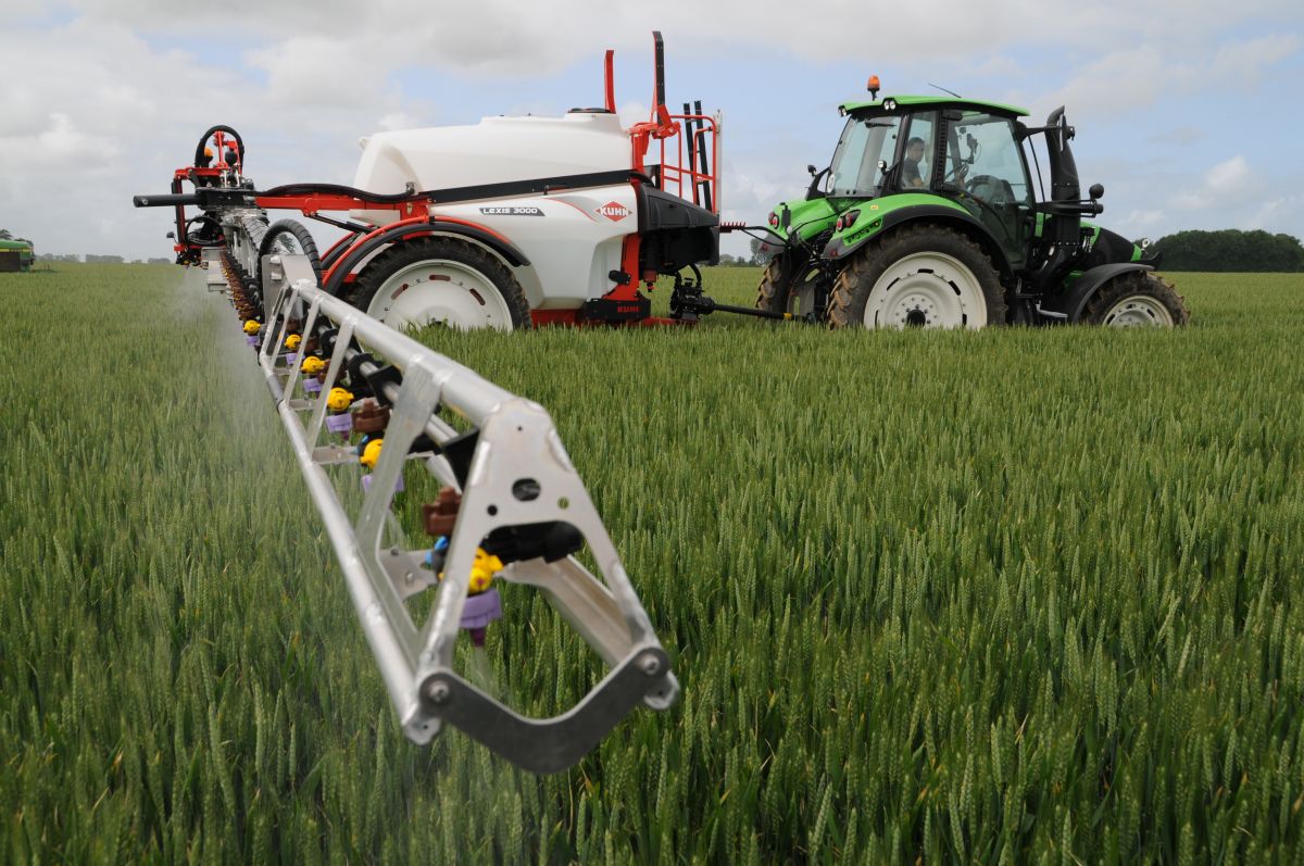 Kuhn's Lexis 3000 sprayer