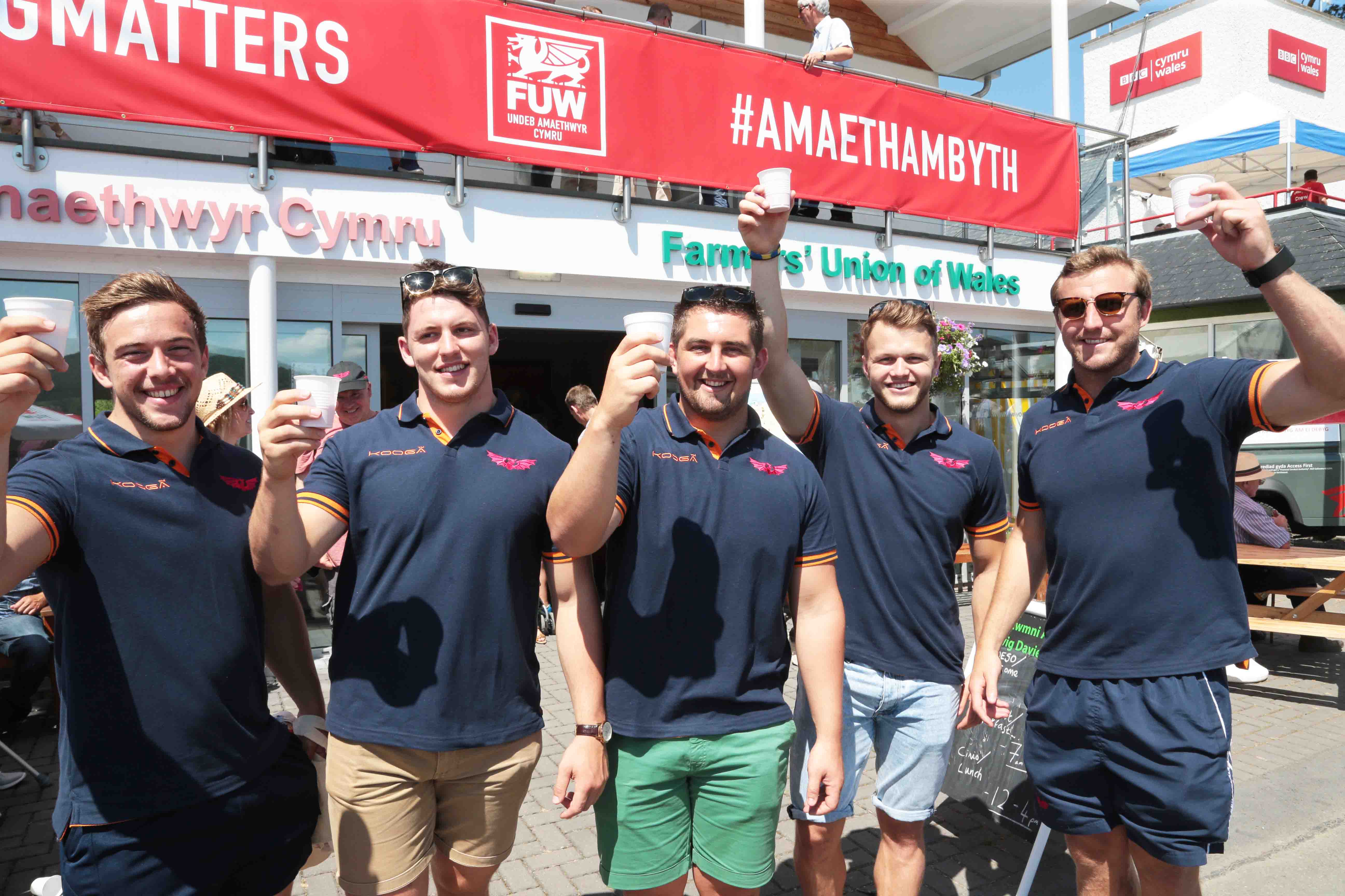 The Scarlets rugby team helped Farmers Union of Wales by handing out milk to children
