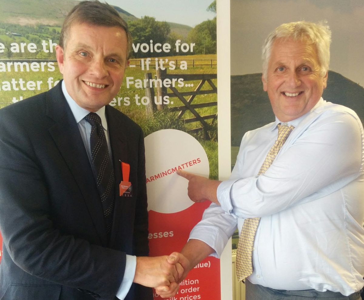 David Jones MP, Minister of State for Exiting the European Union and FUW President Glyn Roberts – highlight that #FarmingMatters