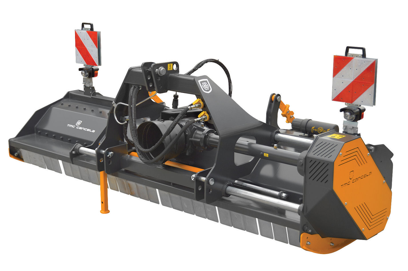 The TMC Cancela TJL-280 flail mulching topper from Spaldings has hydraulic side-shift.