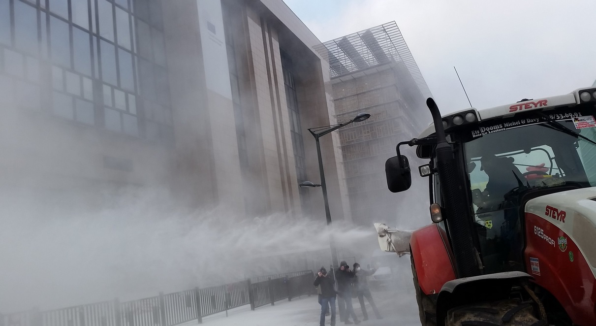 Angry farmers sprayed the EC building with milk powder (Photo: Twitter/Marine Laouchez)