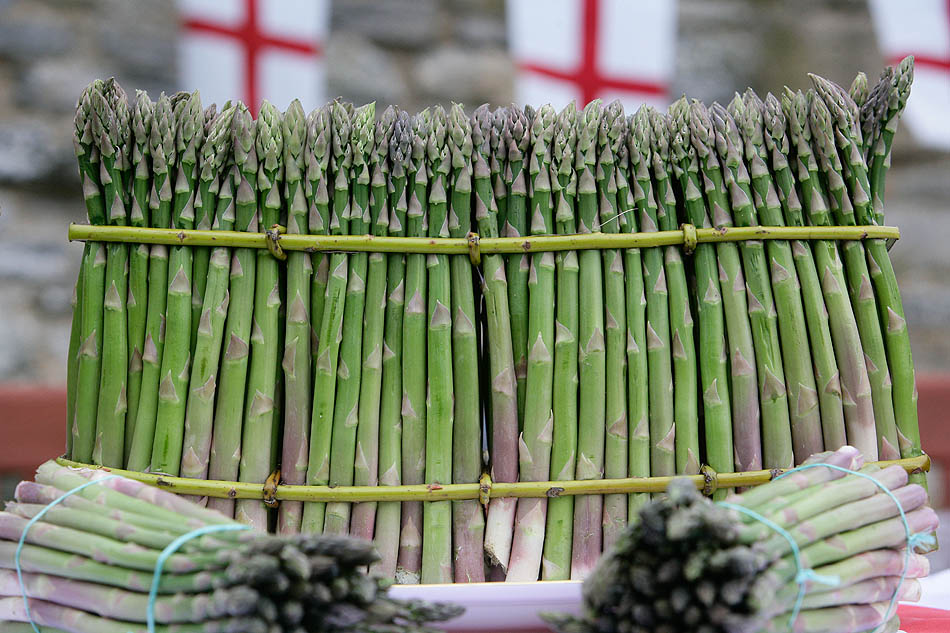 The delegation will deliver a big bundle of freshly-cut local "gras" to the heart of the European Union