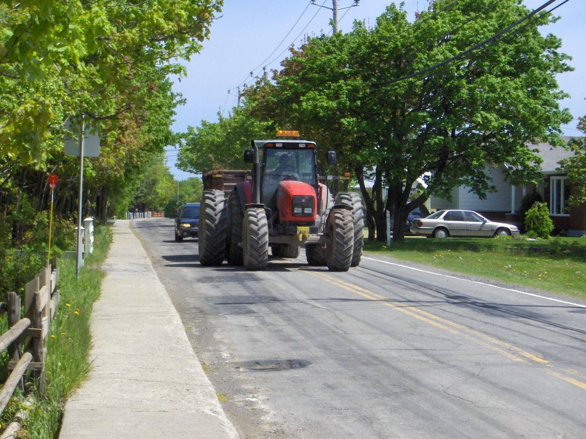 Police notification is required for big vehicles, such as tractors (Photo: Hans Deragon)