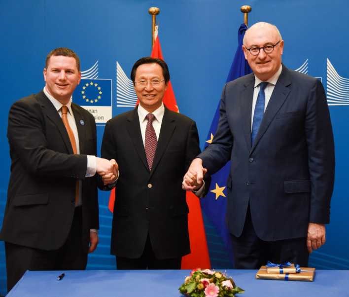 EU Commissioner Phil Hogan and Han Changfu, Minister of Agriculture of the People's Republic of China