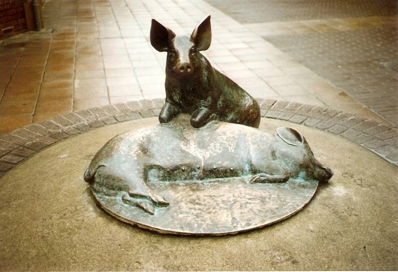 Bronze sculpture in Calne celebrating a longstanding industry of the town – Wiltshire-cured ham