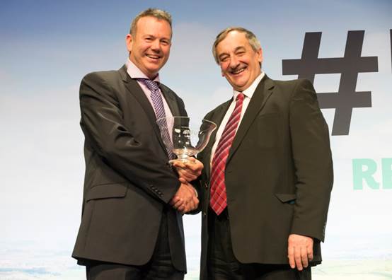 The Meurig Raymond Award was presented to Richard Bramley (L) last night at the NFU Conference dinner