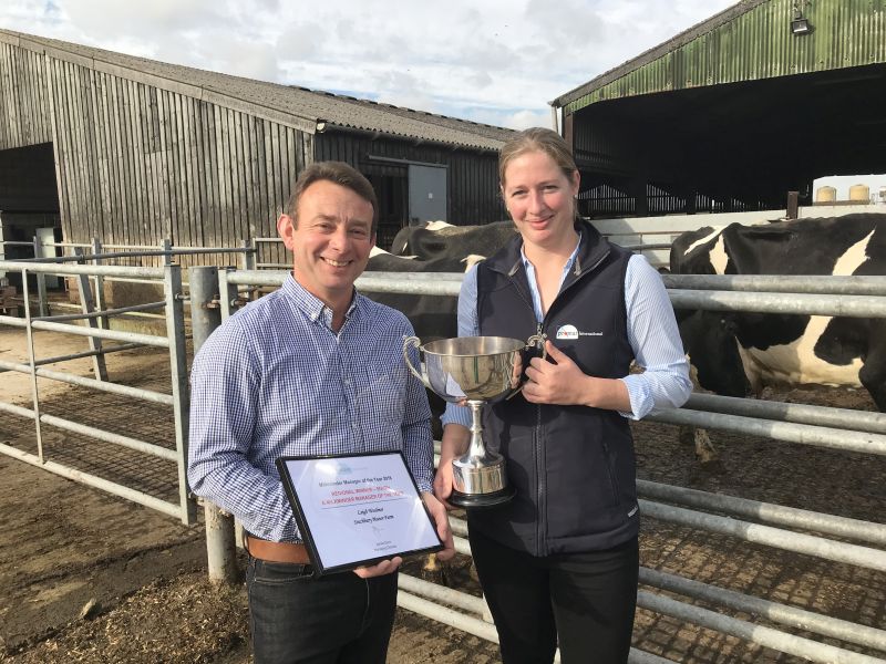 Milkminder Manager of the Year 2018 winner Leigh Woolmer (L) and Promar consultant Caroline Tillner