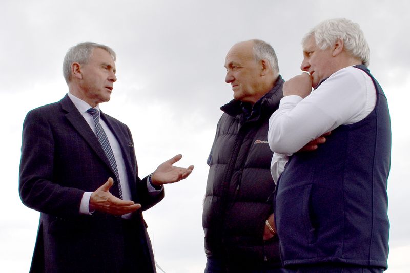 Farming minister Robert Goodwill (L) met with Welsh farm leaders