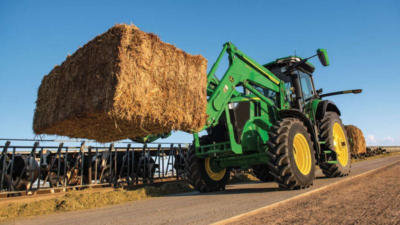 All 7R Tractors are ideal for doing seeding, loader work or baling, thanks to their highly maneuverable short wheelbase