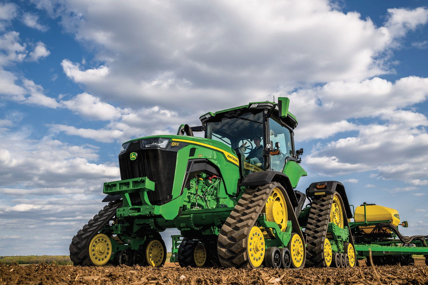 The 8RX 370 is available with a John Deere e23 PowerShift or Infinitely Variable Transmission (IVT)