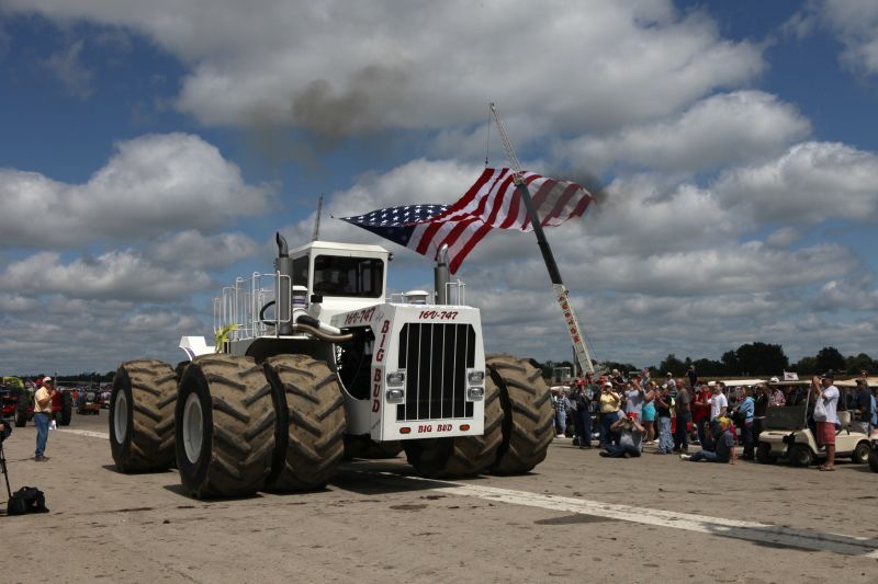 Big Bud 16V-747 is the world's most powerful tractor