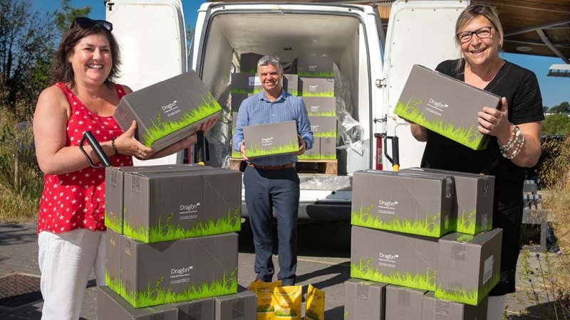 South Caernarfon Creameries has donated 5,000 packets of cheese to help families in need during the Covid-19 pandemic