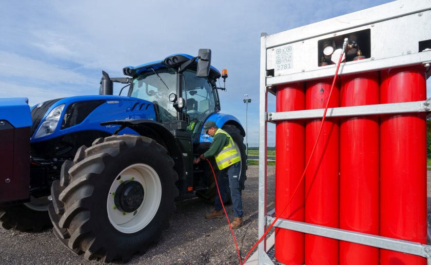 Manure produced by 500 cattle is harvested and upgraded on site, which then fuels the machinery