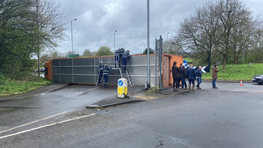 The swift response, supported by 15 local farmers and the emergency services, resulted in the rescue of 33 cattle