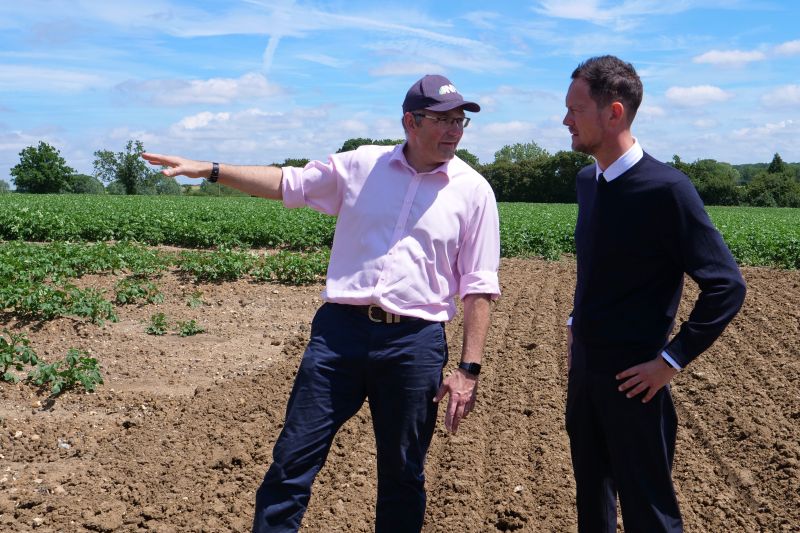 Tom Bradshaw (L) used the visit to press Stephen Morgan (R) on food security and rising costs (Photo: NFU)